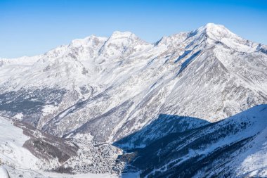 İsviçre 'de Saas-Fee yakınlarında Allalinhorn ve Dom ile ünlü dağ kitlesi.