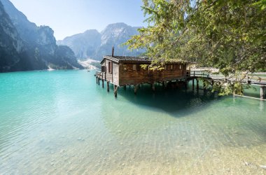 Dolomites dağlarındaki Braies Gölü, Güney Tyrol, İtalya