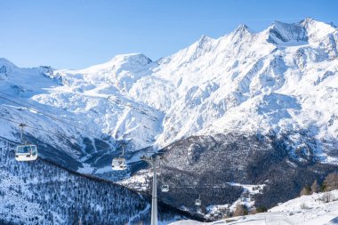 İsviçre 'de Saas-Fee yakınlarında Allalinhorn ve Dom ile ünlü dağ kitlesi.