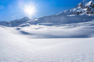 Kış karı dağ Allalin, Saas-Fee, İsviçre 'yi kapladı