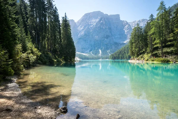Braies Lake Nas Montanhas Dolomites Tirol Sul Itália Imagem De Stock