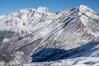 İsviçre 'de Saas-Fee yakınlarında Allalinhorn ve Dom ile ünlü dağ kitlesi.