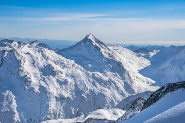 İsviçre 'de Saas-Fee yakınlarında Allalinhorn ve Dom ile ünlü dağ kitlesi.