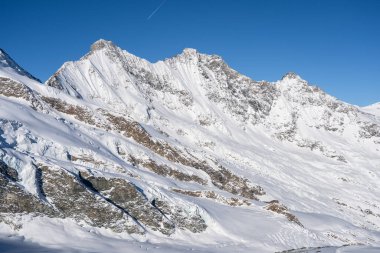 İsviçre 'de Saas-Fee yakınlarında Allalinhorn ve Dom ile ünlü dağ kitlesi.