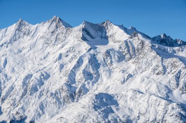 İsviçre 'de Saas-Fee yakınlarında Allalinhorn ve Dom ile ünlü dağ kitlesi.