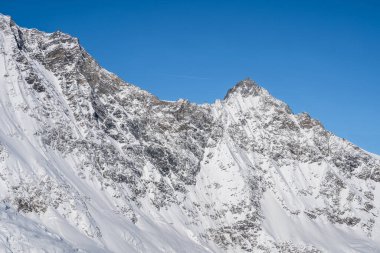 İsviçre 'de Saas-Fee yakınlarında Allalinhorn ve Dom ile ünlü dağ kitlesi.