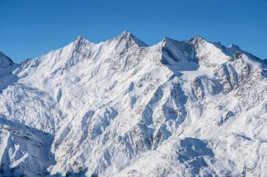 İsviçre 'de Saas-Fee yakınlarında Allalinhorn ve Dom ile ünlü dağ kitlesi.
