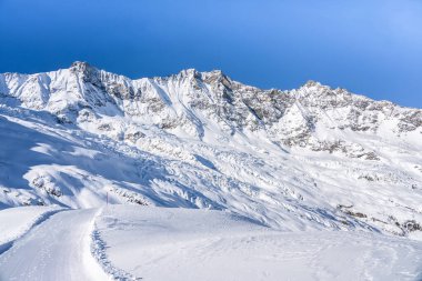 Kış karı dağ Allalin, Saas-Fee, İsviçre 'yi kapladı