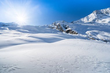 Kış karı dağ Allalin, Saas-Fee, İsviçre 'yi kapladı