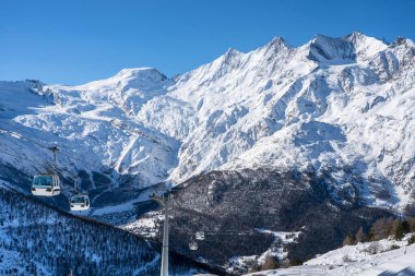 İsviçre 'de Saas-Fee yakınlarında Allalinhorn ve Dom ile ünlü dağ kitlesi.
