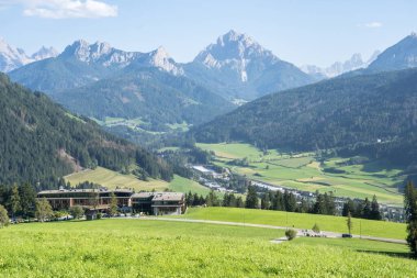 Dolomites Dağı, Güney Tyrol, İtalya 'nın manzaralı panoramik manzarası