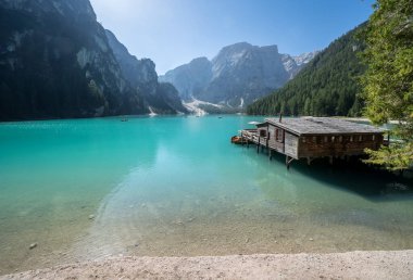 Dolomites dağlarındaki Braies Gölü, Güney Tyrol, İtalya