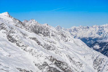 İsviçre 'de Saas-Fee yakınlarında Allalinhorn ve Dom ile ünlü dağ kitlesi.