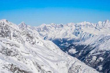 İsviçre 'de Saas-Fee yakınlarında Allalinhorn ve Dom ile ünlü dağ kitlesi.