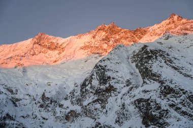 Taeschhorn Zirveleri, Dom ve Suedlenz Mischabel Dağları 'nda Sunrise, Saas-Fee, İsviçre