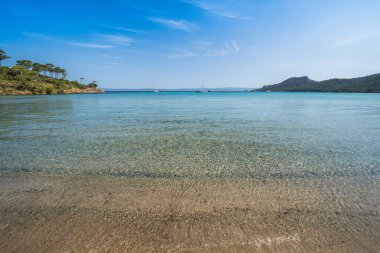 Porquerolles adasındaki dünyaca ünlü Notre Dame plajı (Plage Notre-Dame) (l 'le de Porquerolles), Fransa