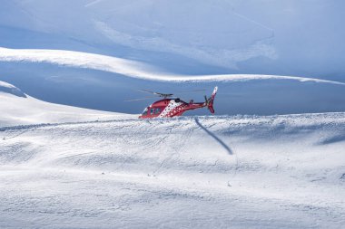 İsviçre 'de dağ kırmızı kurtarma helikopteri