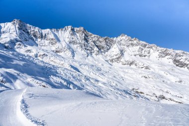 Kış karı dağ Allalin, Saas-Fee, İsviçre 'yi kapladı