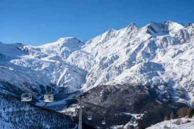 İsviçre 'de Saas-Fee yakınlarında Allalinhorn ve Dom ile ünlü dağ kitlesi.