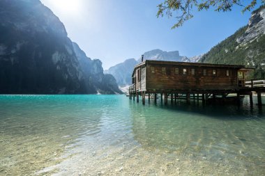Dolomites dağlarındaki Braies Gölü, Güney Tyrol, İtalya
