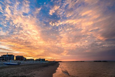 Adriyatik Denizi 'nde inanılmaz bir gün batımı, Rimini, İtalya