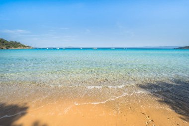 Porquerolles adasındaki dünyaca ünlü Notre Dame plajı (Plage Notre-Dame) (l 'le de Porquerolles), Fransa