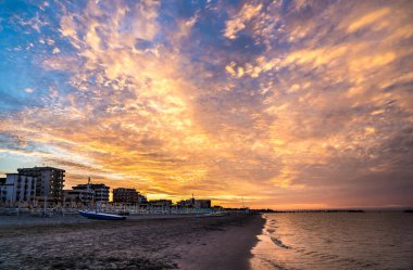 Adriyatik Denizi 'nde inanılmaz bir gün batımı, Rimini, İtalya