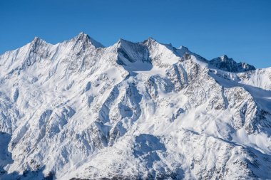 İsviçre 'de Saas-Fee yakınlarında Allalinhorn ve Dom ile ünlü dağ kitlesi.