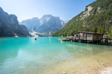 Dolomites dağlarındaki Braies Gölü, Güney Tyrol, İtalya