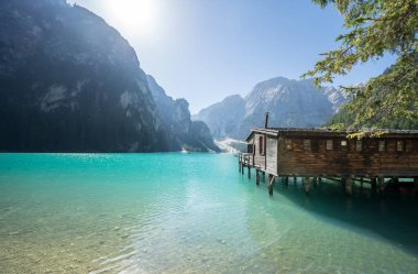 Dolomites dağlarındaki Braies Gölü, Güney Tyrol, İtalya
