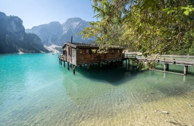 Dolomites dağlarındaki Braies Gölü, Güney Tyrol, İtalya