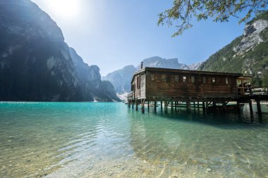 Dolomites dağlarındaki Braies Gölü, Güney Tyrol, İtalya
