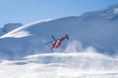 İsviçre 'de dağ kırmızı kurtarma helikopteri