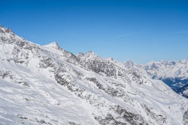 İsviçre 'de Saas-Fee yakınlarında Allalinhorn ve Dom ile ünlü dağ kitlesi.