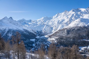İsviçre 'de Saas-Fee yakınlarında Allalinhorn ve Dom ile ünlü dağ kitlesi.