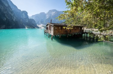 Dolomites dağlarındaki Braies Gölü, Güney Tyrol, İtalya