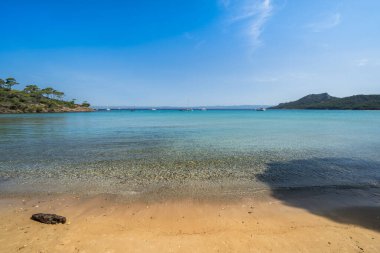 Porquerolles adasındaki dünyaca ünlü Notre Dame plajı (Plage Notre-Dame) (l 'le de Porquerolles), Fransa