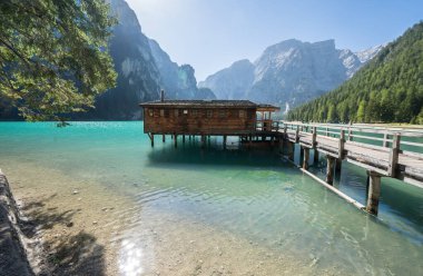 Dolomites dağlarındaki Braies Gölü, Güney Tyrol, İtalya