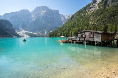 Dolomites dağlarındaki Braies Gölü, Güney Tyrol, İtalya
