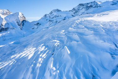 Dağlarda kış karları kapladı.