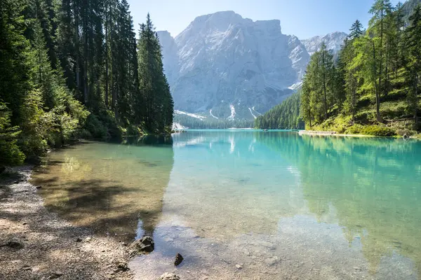 Braies Lake Dolomites Mountains 사우스티롤 이탈리아 스톡 사진