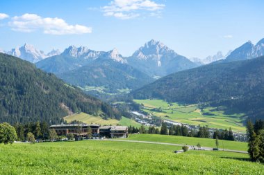 Dolomites Dağı, Güney Tyrol, İtalya 'nın manzaralı panoramik manzarası