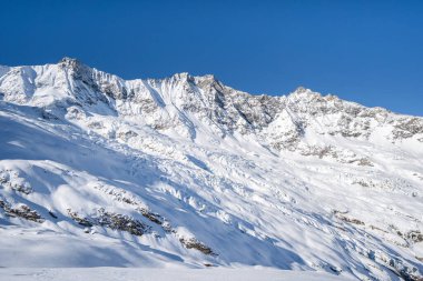 Kış karı dağ Allalin, Saas-Fee, İsviçre 'yi kapladı