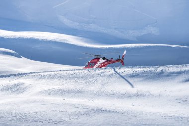 İsviçre 'de dağ kırmızı kurtarma helikopteri