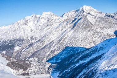 İsviçre 'de Saas-Fee yakınlarında Allalinhorn ve Dom ile ünlü dağ kitlesi.