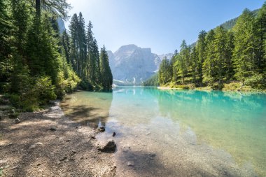Dolomites dağlarındaki Braies Gölü, Güney Tyrol, İtalya