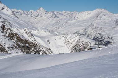 İsviçre 'de Saas-Fee yakınlarında Allalinhorn ve Dom ile ünlü dağ kitlesi.