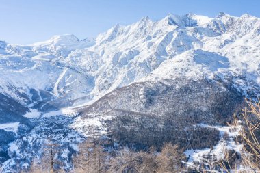 İsviçre 'de Saas-Fee yakınlarında Allalinhorn ve Dom ile ünlü dağ kitlesi.