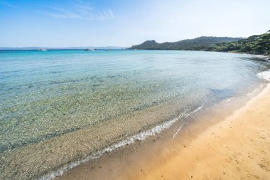 Porquerolles adasındaki dünyaca ünlü Notre Dame plajı (Plage Notre-Dame) (l 'le de Porquerolles), Fransa