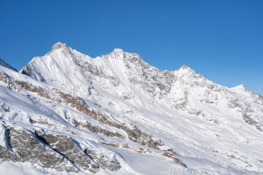 İsviçre 'de Saas-Fee yakınlarında Allalinhorn ve Dom ile ünlü dağ kitlesi.